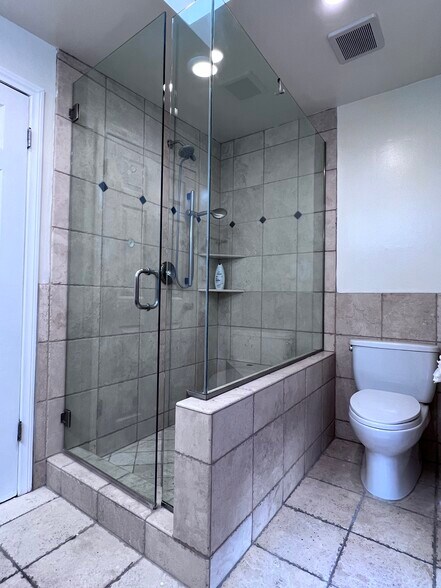 Building Photo - 5444 Hazeltine Ave