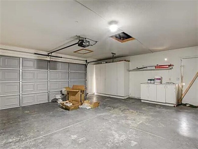 Building Photo - Beautiful single story home