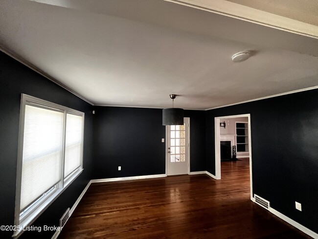 Building Photo - 607 Southview Dr