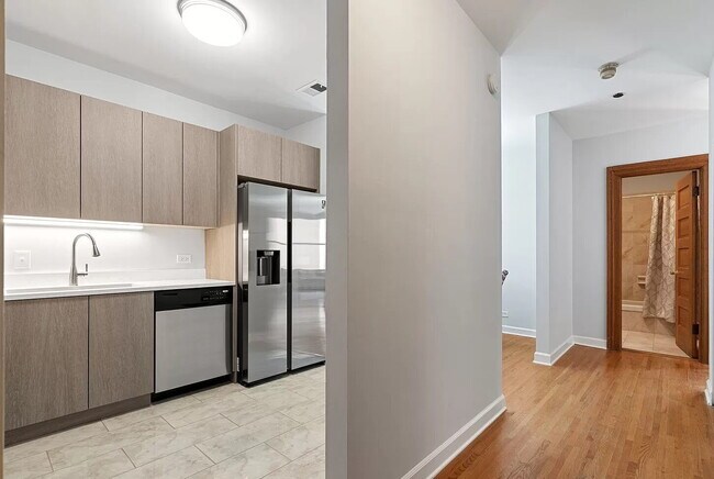 Building Photo - Chic 1-Bed Condo with Hardwood Floors in Prime Chicago Location!