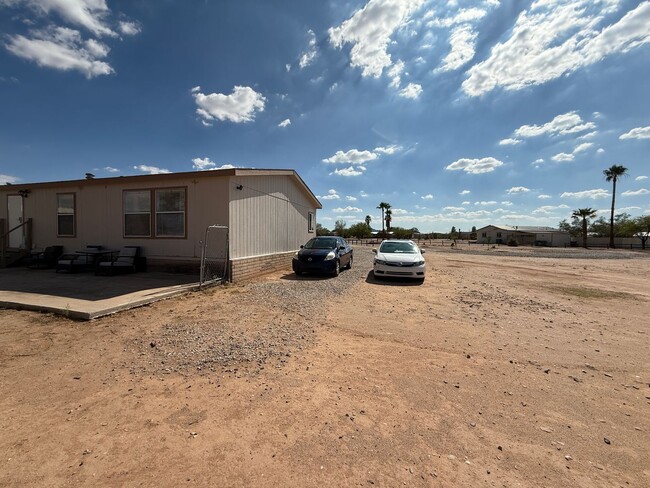 Building Photo - Charming 3-bedroom, 2-bathroom manufacture...