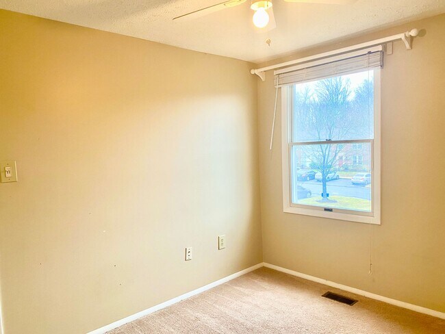 Building Photo - 3 Bedrooms Plus 2 Bonus Rooms!!! 2.5 Baths...