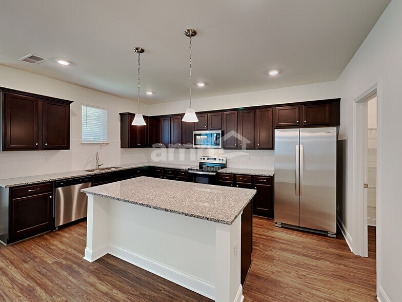 Building Photo - 546 Slew Dr