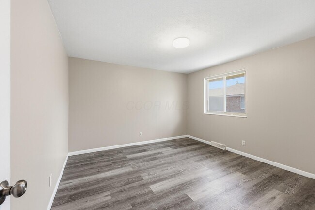 Building Photo - 1759 Lonsdale Rd