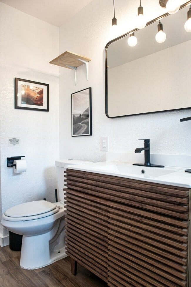 Building Photo - 565 Madrona St