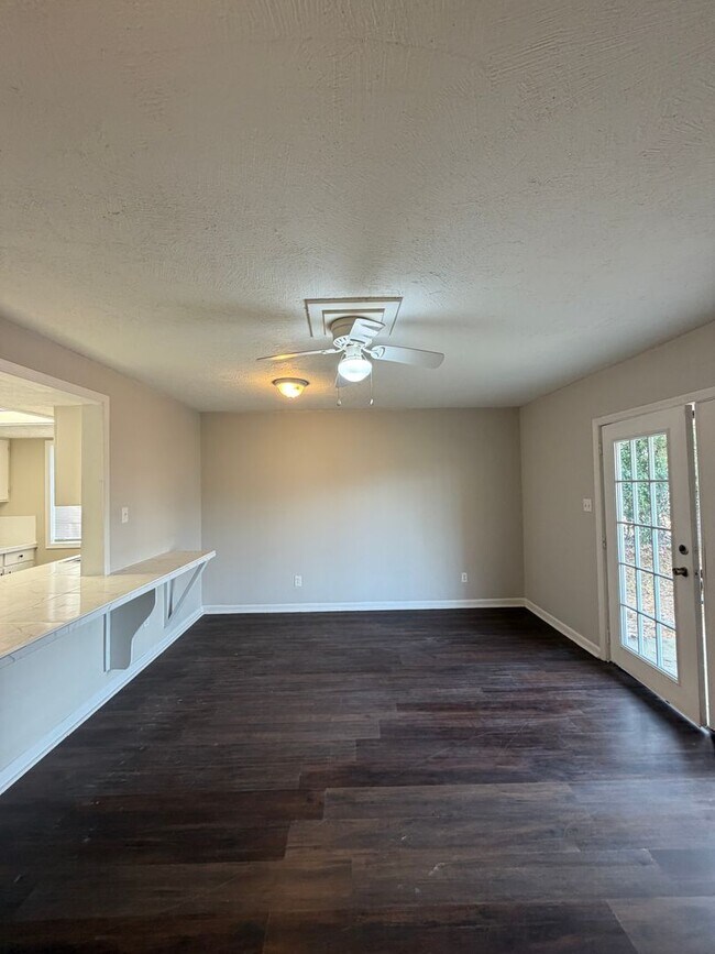 Building Photo - Oak Park Townhome 2/1.5 AVAILABLE NOW