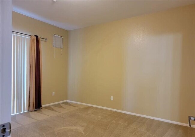 Building Photo - Gated Community Condo, 2 bedroom, 2 bathroom 2 car garage