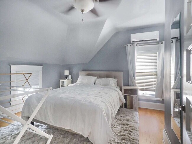 Building Photo - Charming 3 bedroom home in Uptown. Pets Welcome!