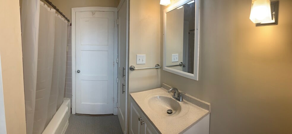 Master Bath - 1623 Ivy St