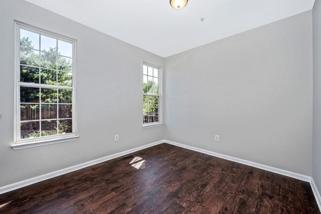 Building Photo - Fantastic End Unit Townhouse For Lease