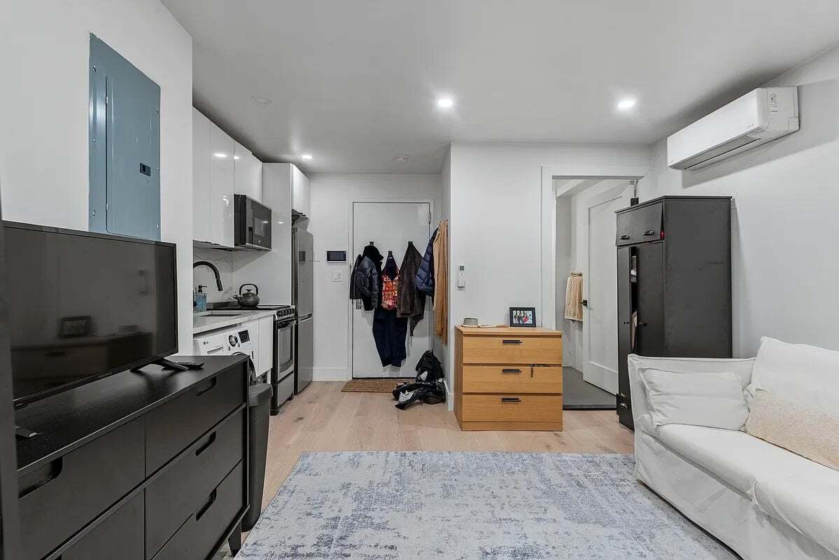 Building Photo - 241 W 75th St