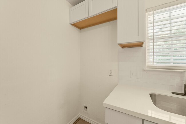 Building Photo - 18147 Dinner Creek Dr