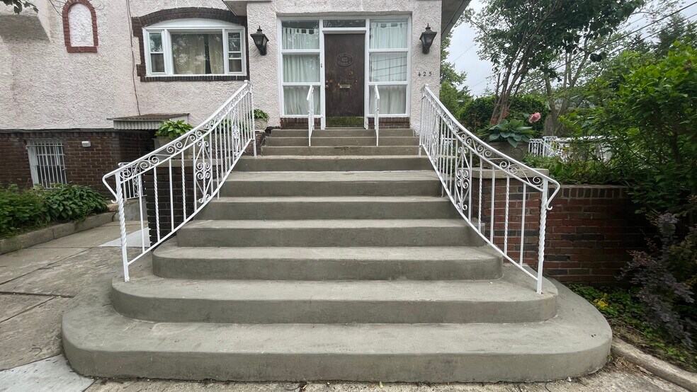 Private Entry - 425 S 46th St