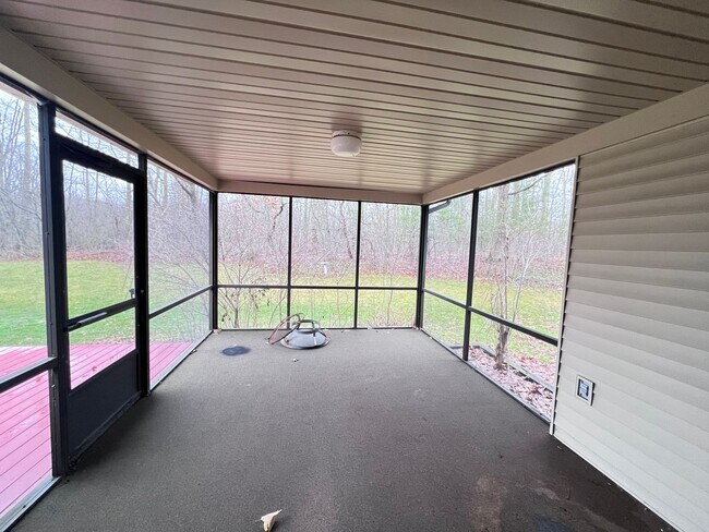 Building Photo - Large Home in Forest Hills School District