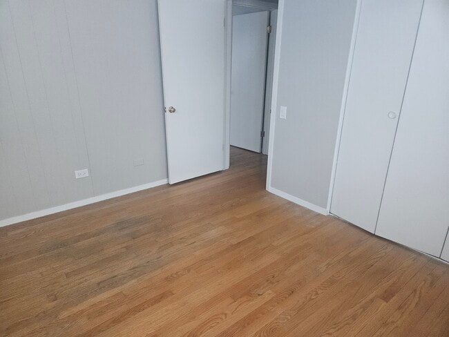 Building Photo - 863 N Northwest Hwy