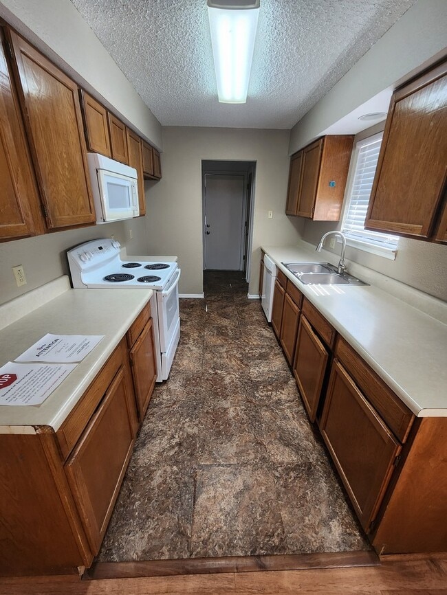 Building Photo - 3 bed 2 bath townhome, 1 car garage and 1 ...