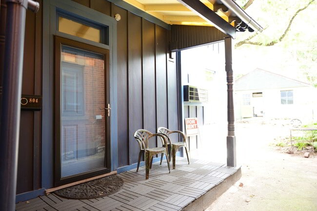 Building Photo - 804 Summit St