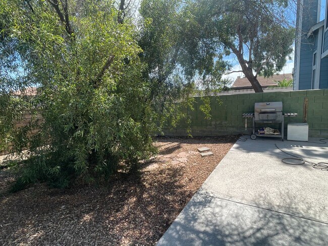 Building Photo - Stylish 2-Bed Townhome with Loft & Dual Pr...
