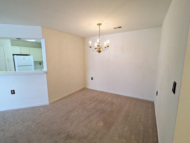 Building Photo - Beautifully maintained ground level condo in Germantown ready by mid April!