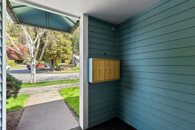 Building Photo - Beautifully Remodeled Top Floor Alki Condo with Views!