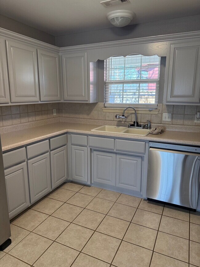 Building Photo - Charming 2-Bedroom in Bella Vista with Large Fenced Backyard!