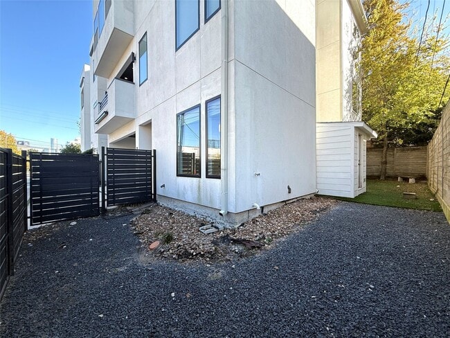 Building Photo - 707 W Clay St