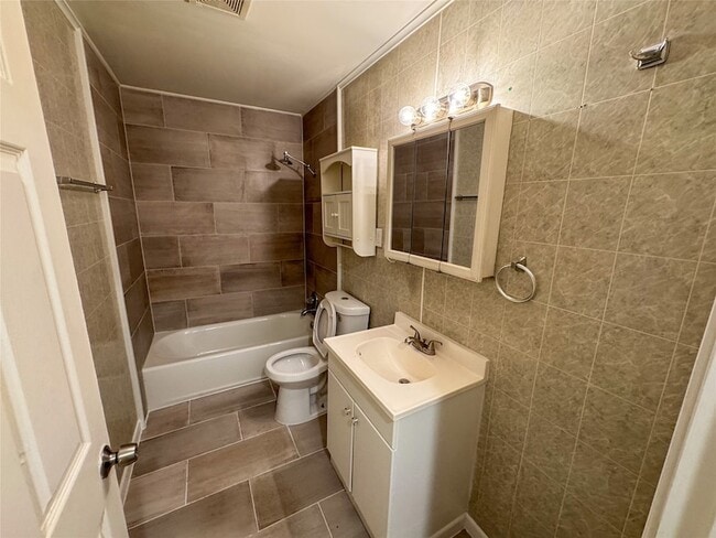 Building Photo - 1326 W Shepherd St