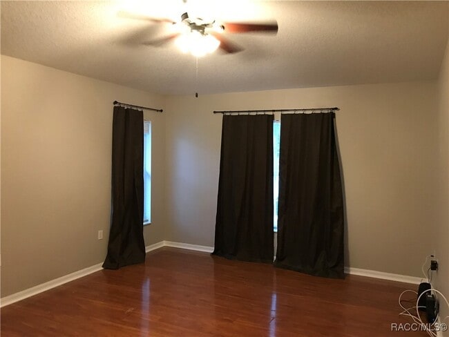 Building Photo - 2595 N Brentwood Cir