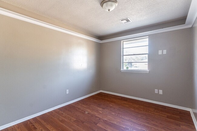 Building Photo - Cute 4 bedroom House