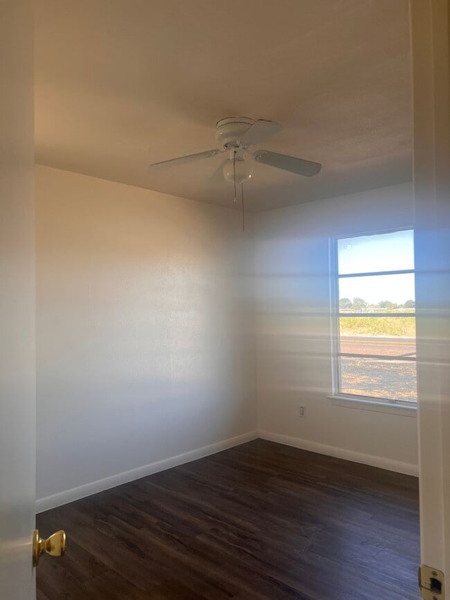 Building Photo - Charming home located near John Ireland El...