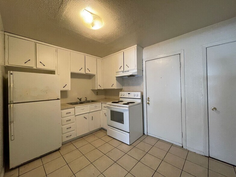 Building Photo - 803 Sissom Rd