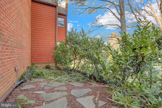 Building Photo - 2 Coldwater Ct