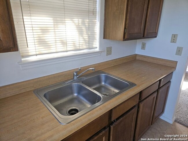 Building Photo - 2/2 Duplex