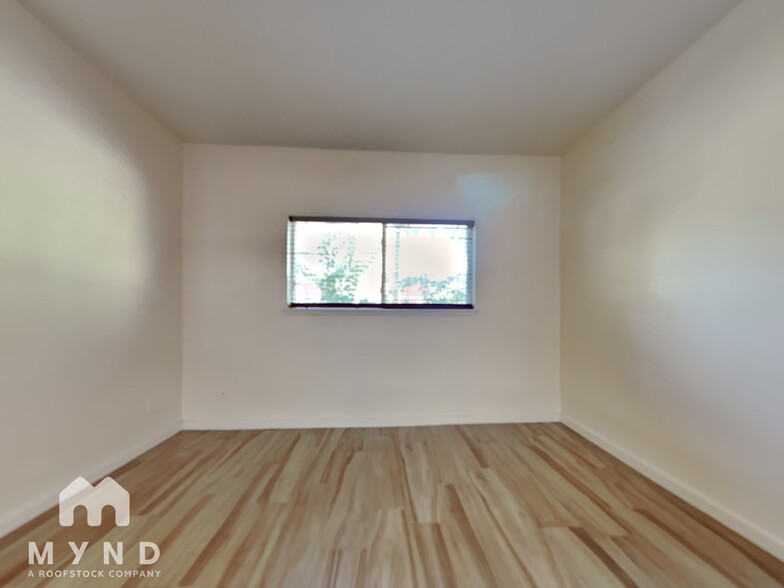 Building Photo - 355 E Thomas Rd