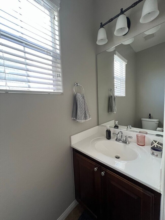 Building Photo - ABSOLUTELY AMAZING! Large 4 bedroom 2 stor...