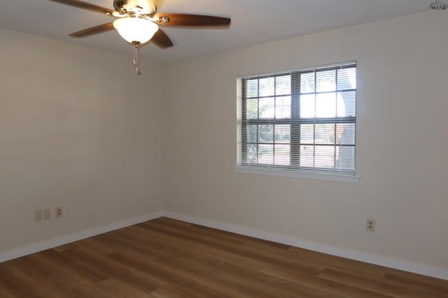 Building Photo - 4819 Royal Oak St