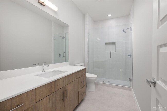 Building Photo - 18 Woodpecker Rd