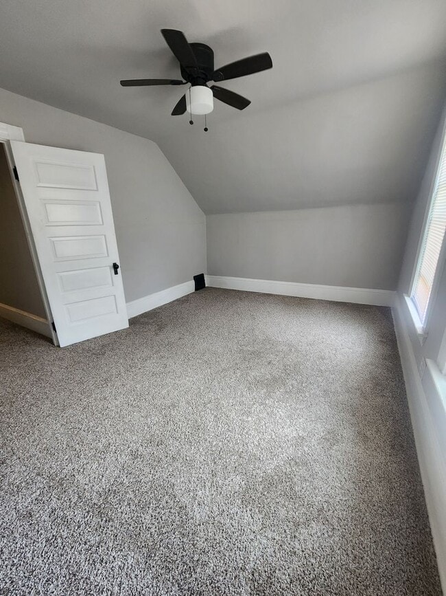 Building Photo - Renovated Private Home