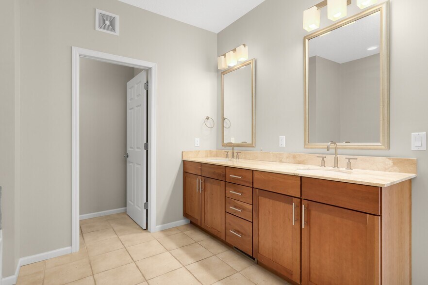 Building Photo - 17790 Valley Cove Ct