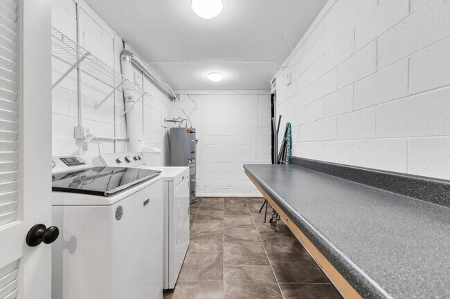 Building Photo - Beautiful Green Hills Townhome With Garage