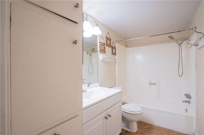 Building Photo - 1 Bed / 1 Bath Home with Fireplace & Walk-...