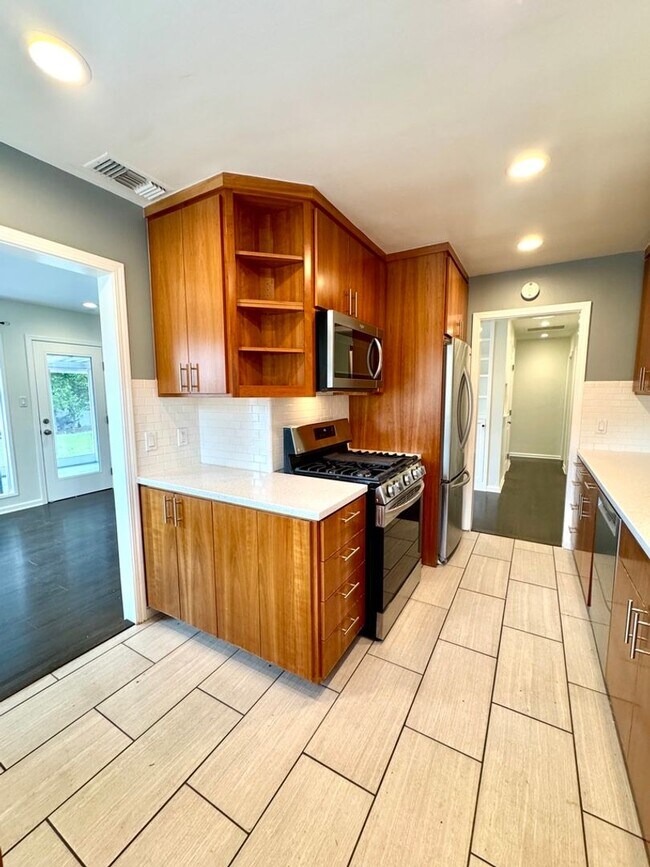 Building Photo - Fabulous 3 bedroom 1 bathroom updated home