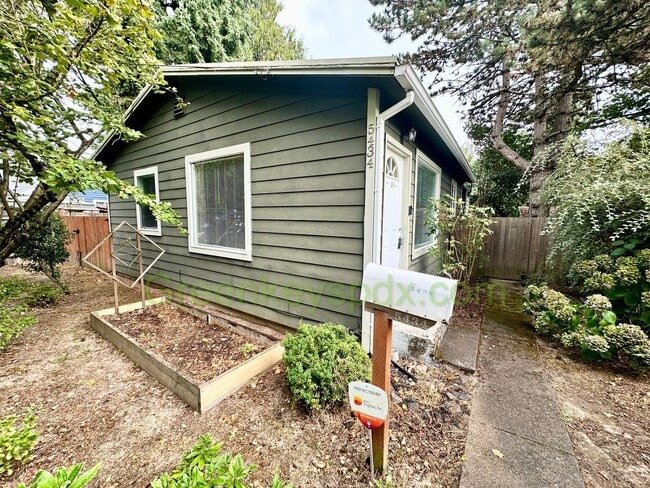 Building Photo - 2 Bedroom House with Backyard full of Frui...