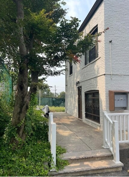 Building Photo - 432 Broad Ave