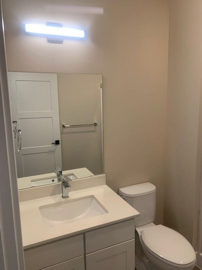 Building Photo - 3 Bed/3 Bath Modern and Luxurious Townhome in NE Bend