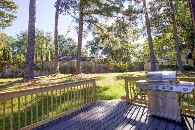 Building Photo - 330 Conifer Dr