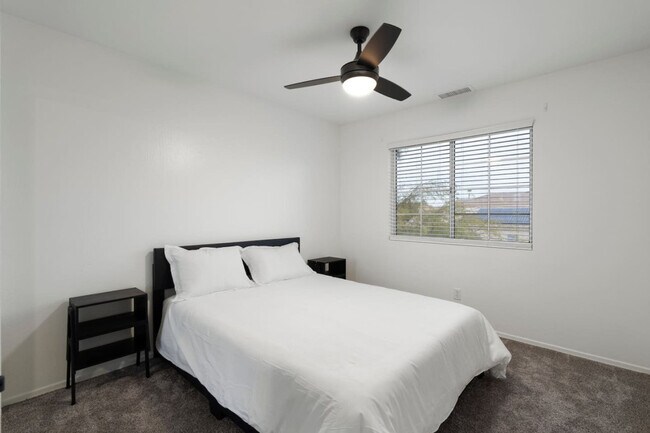 Building Photo - 13682 W Desert Flower Dr