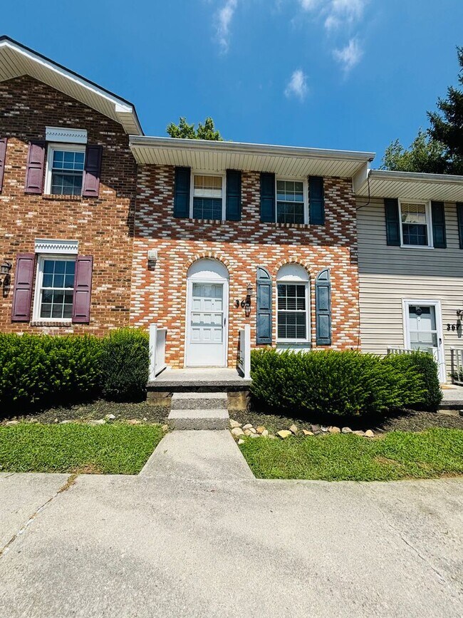 Building Photo - 2 Bedroom, 1.5 Bath Townhouse