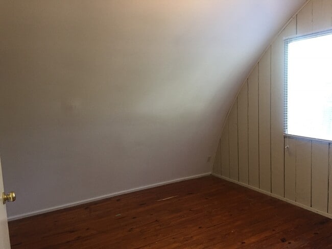 Building Photo - Unique & Affordable 2 Bedroom on Eastside ...
