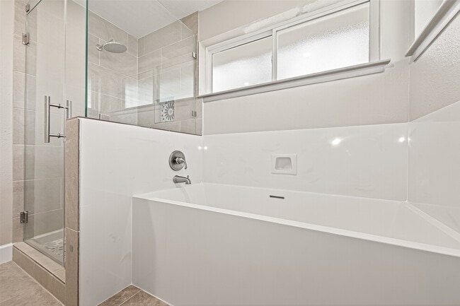 Building Photo - 1611 Drexel Dr